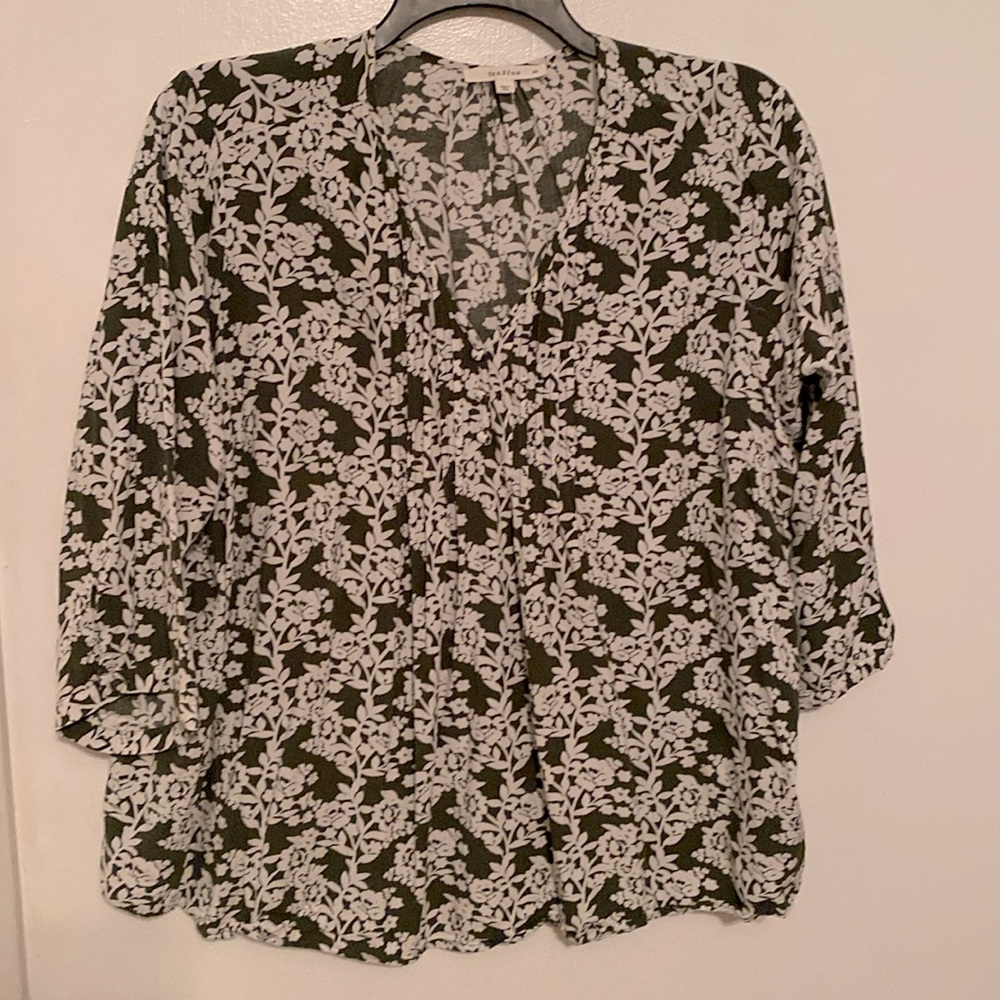 Fun 2 Fun Maley pleated blouse in a 3x in olive and white 100% Rayon.